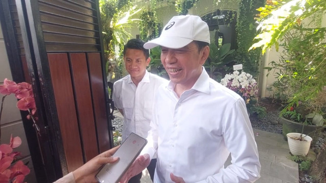 Presiden ke-7 Joko Widodo (Jokowi) buka suara atas dilepasnya dua tersangka kasus fitnah ijazah palsu UGM, yakni Roy Suryo dan dr Tifa oleh Kejaksaan Negeri (Kejari) Jakarta Selatan (Jaksel), saat ditemui di rumahnya di Solo, Selasa (23/6/2026). Foto: Dok. kumparan