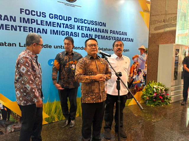 Kepala Staf Kepresidenan, Jenderal TNI (Purn.) Dudung Abdurachman, saat memberikan keterangan usai menghadiri FGD Laporan Implementasi Ketahanan Pangan Pada Kemnterian Imigrasi dan Pemsyarakatan di kantor Kemenimipas, Jakarta, Selasa (23/6/2026). Foto: Jeni Ritanti/kumparan