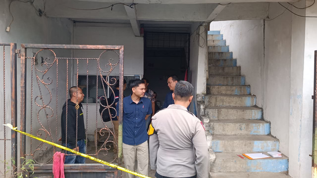 Polisi lakukan olah tempat kejadian perkara (TKP) di kamar kos yang ditempati oleh wanita yang menjadi korban penyekapan dan penganiayaan, Selasa (23/6/2026). Foto: Abisatya/kumparan