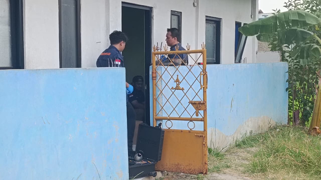 Polisi lakukan olah tempat kejadian perkara (TKP) di kamar kos yang ditempati oleh wanita yang menjadi korban penyekapan dan penganiayaan, Selasa (23/6/2026). Foto: Abisatya/kumparan