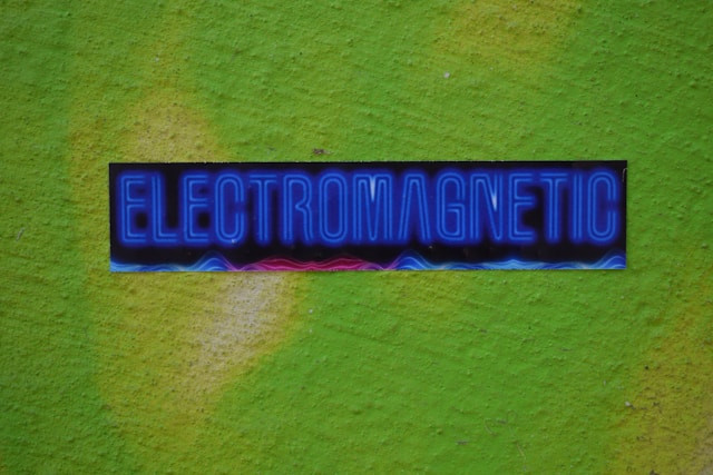 Ilustrasi cara membuat magnet dengan elektromagnetik.Foto: Marija Zaric / Unsplash