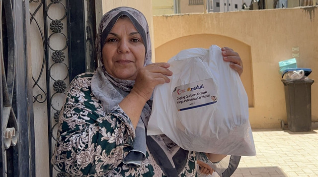 Kebahagiaan Pengungsi Palestina yang tinggal di wilayah Mesir saat dapatkan sepaket daging qurban (Sumber: DT Peduli)