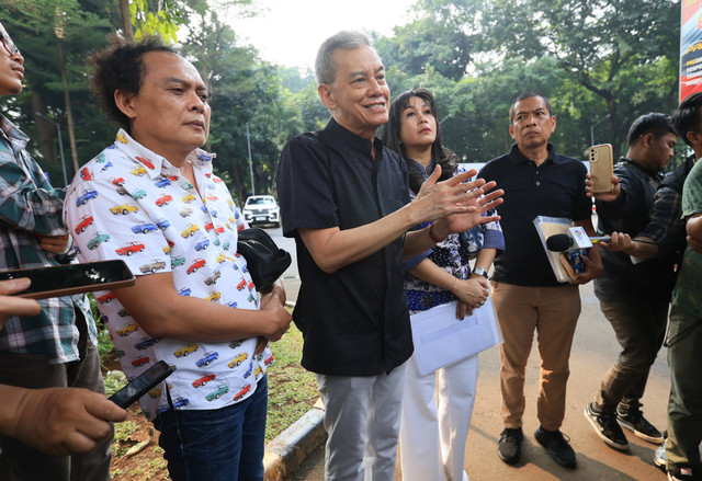 Musisi senior Fariz RM bersama kuasa hukum Deolipa Yumara saat memberikan keterangan terkait tindak lanjut penyalahgunaan hak cipta di Polda Metro Jaya, Jakarta, Selasa, (23/6/2026). Foto: Agus Apriyanto