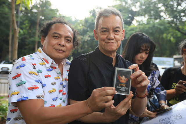 Musisi senior Fariz RM bersama kuasa hukum Deolipa Yumara saat memberikan keterangan terkait tindak lanjut penyalahgunaan hak cipta di Polda Metro Jaya, Jakarta, Selasa, (23/6/2026). Foto: Agus Apriyanto
