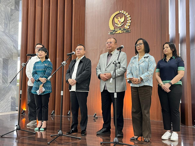 Wakil Ketua DPR Sufmi Dasco Ahmad dan Cucun Ahmad Syamsurijal bersama Gojek dan Grab di Kompleks Parlemen, Senayan, Jakarta, Selasa (23/6/2026). Foto: Nasywa Athifah/kumparan