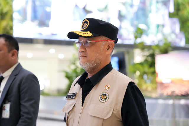 Menteri Haji dan Umrah Mochamad Irfan Yusuf (Gus Irfan) menyambut kepulangan kelompok pertama Petugas Penyelenggara Ibadah Haji (PPIH) Daerah Kerja Makkah di Bandara Internasional Soekarno-Hatta, Tangerang, Selasa (23/6).
Foto: Kemenhaj RI