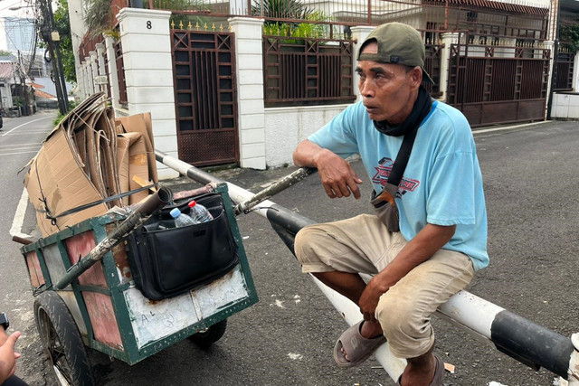 Barang rongsokan yang dibawa Tirta menggunakan gerobaknya di kawasan Pejaten, Jakarta Selatan, Selasa (23/6/2026). Foto: Firda Brillianti/kumparan