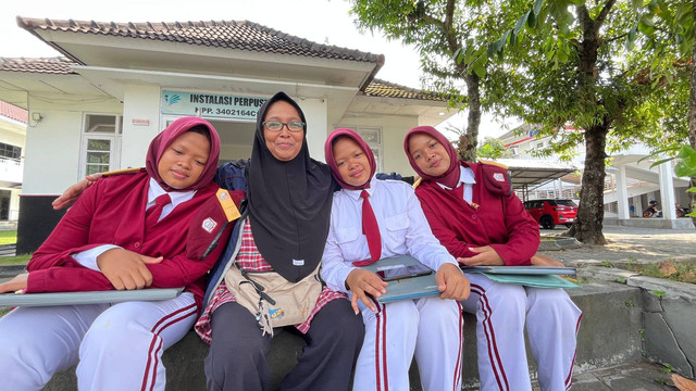 Susiati Rahayu bersama tiga putri kembarnya yang bersekolah di SRMA 19 Bantul. Foto: Pandangan Jogja/Gigih Imanadi Darma