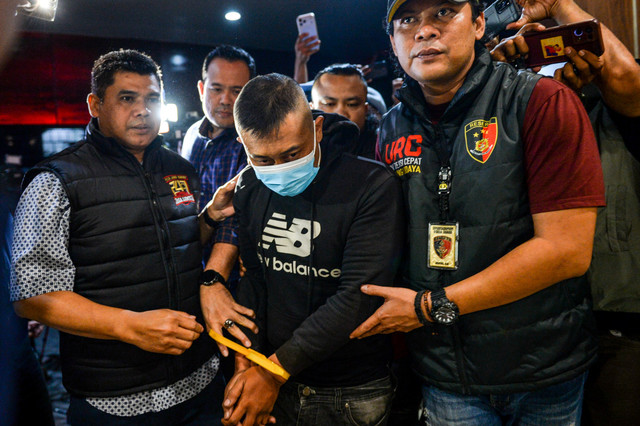 Petugas menggiring tersangka kasus dugaan penyekapan dan penganiayaan berat Taufik Hidayat (tengah) setibanya di Polda Jabar, Bandung, Jawa Barat, Selasa (23/6/2026). Foto: Raisan Al Farisi/ANTARA FOTO
