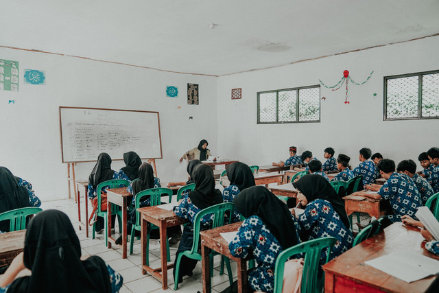 Ilustrasi Siswa Belajar di Ruang Kelas (Sumber: https://www.pexels.com/id-id/foto/kelas-bahasa-indonesia-dengan-siswa-dan-guru-35548842/)