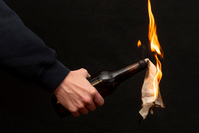 Ilustrasi bom molotov. Foto: Anelo/Shutterstock