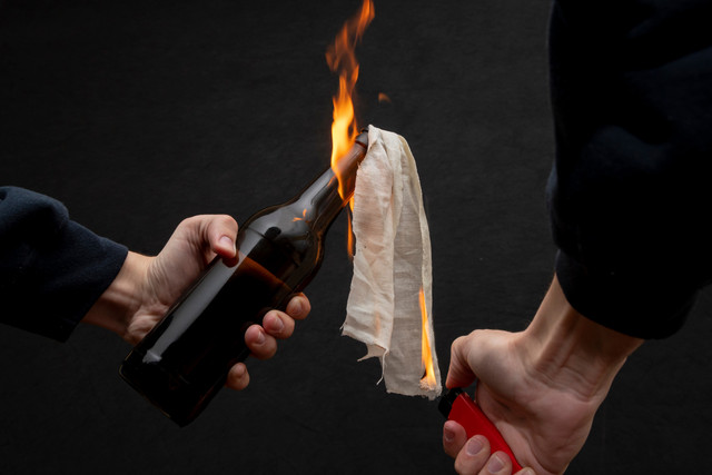 Ilustrasi bom molotov. Foto: Anelo/Shutterstock