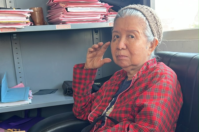 Liem Susilowati, terpidana kasus kredit fiktif di salah satu bank plat merah senilai Rp 4,5 miliar yang buron sejak 2022 menyerahkan diri ke Kejari Surabaya. Foto: Kejari Surabaya
