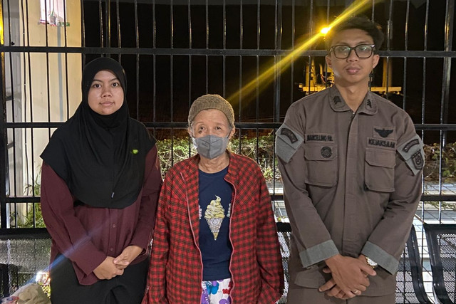 Liem Susilowati (tengah), terpidana kasus kredit fiktif di salah satu bank plat merah senilai Rp 4,5 miliar yang buron sejak 2022 menyerahkan diri ke Kejari Surabaya. Foto: Kejari Surabaya