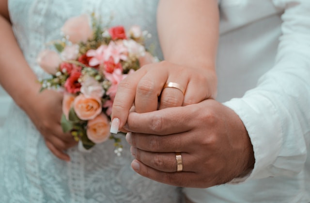 https://unsplash.com/id/foto/close-up-seseorang-yang-memegang-cincin-kawin-aNMCVuAht2k?utm_source=unsplash&utm_medium=referral&utm_content=creditShareLink
