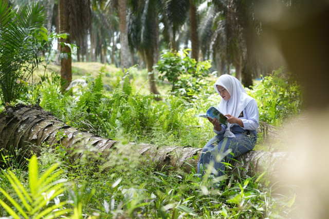 Anak sekolah kesulitan cari sinyal. Foto: Dok. Istimewa