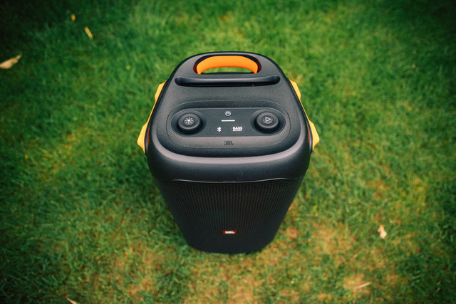 Ilustrasi merk speaker Bluetooth terbaik untuk karaoke. Foto: Unsplash