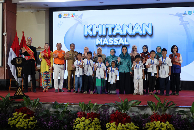 PAM JAYA bersama TP PKK DKI Jakarta, Daya Wanita PAM JAYA, dan Komunitas Kebaya Jakarta (KKJ) menghadirkan program Khitanan Massal Gratis bagi 2.000 anak dalam rangkat HUT ke-499 Jakarta Foto: Dok. PAM JAYA