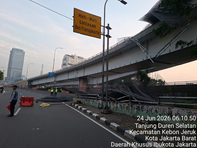 Kecelakaan tunggal truk muatan besi di tol Tomang arah Tanjung Priok. Foto: Dok. Istimewa