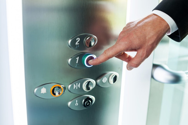 Ilustrasi Cara Naik Lift, Foto:Unsplash/Getty Images