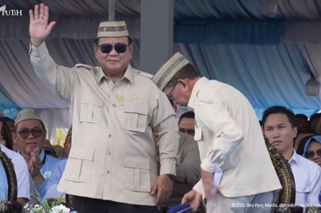 Presiden Prabowo Subianto mengenakan lencana emas Adhi Bhakti Tani Nelayan Maha Utama yang dianugerahkan oleh Kontak Tani Nelayan Andalan (KTNA) Nasional pada puncak Pekan Nasional (PENAS) KTNA XVII Tahun 2026 di Gorontalo, Rabu (24/6/2026). Foto: ANTARA/YouTube Sekretariat Presiden/Aditya Ramadhan