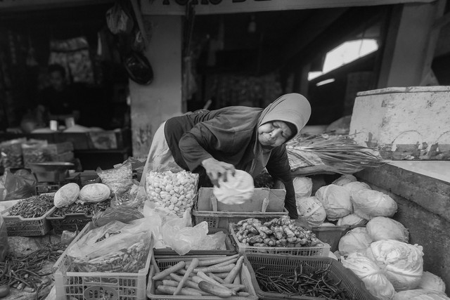 Ilustrasi Seorang Nenek Penjual Sayur. Foto oleh ubay klik19 dari Pexels: https://www.pexels.com/id-id/foto/34766475/
