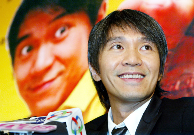 Aktor asal Hong Kong, Stephen Chiau, berbicara dalam konferensi pers untuk mempromosikan merek bir lokal Hong Kong di Hong Kong, Senin (8/7/2002). Foto: Kin Cheung/REUTERS