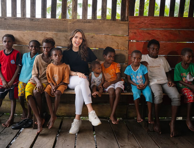Cinta Laura Kiehl saat mengunjungi Papua. Foto: Instagram @claurakiehl