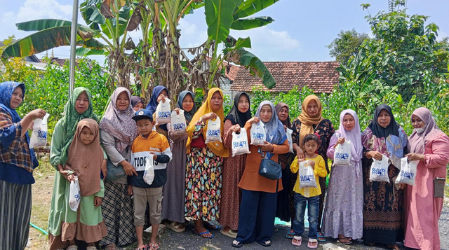 Kebahagiaan Anggota Yayasan Disabilitas Sanggar Al-Ikhlas saat dapatkan daging Qurban (Sumber: DT Peduli)