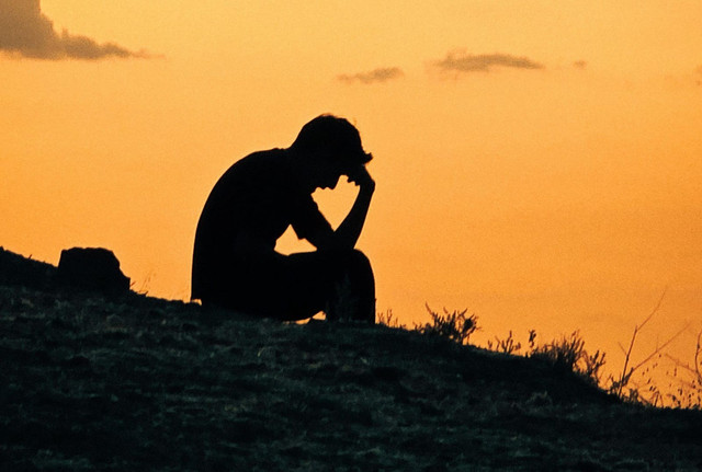 Ilustrasi laki-laki yang kecewa di penghujung senja https://www.pexels.com/photo/silhouette-of-person-in-deep-thought-at-sunset-33816367/