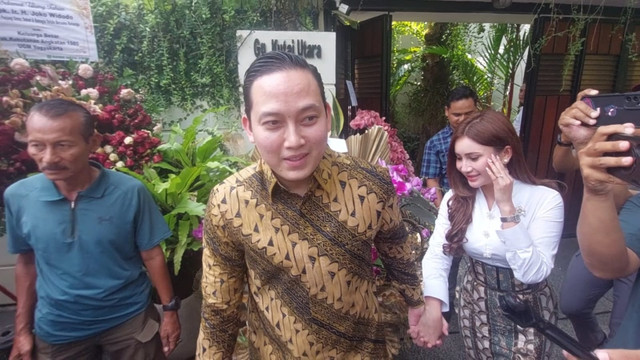 Sekretaris Pribadi Presiden Prabowo Subianto, Rizky Irmansyah, mendatangi kediaman Presiden ke-7 RI Joko Widodo (Jokowi) di Jalan Kutai Utara Nomor 1, Kelurahan Sumber, Kecamatan Banjarsari, Solo, Rabu (24/6). Foto: Dok. kumparan