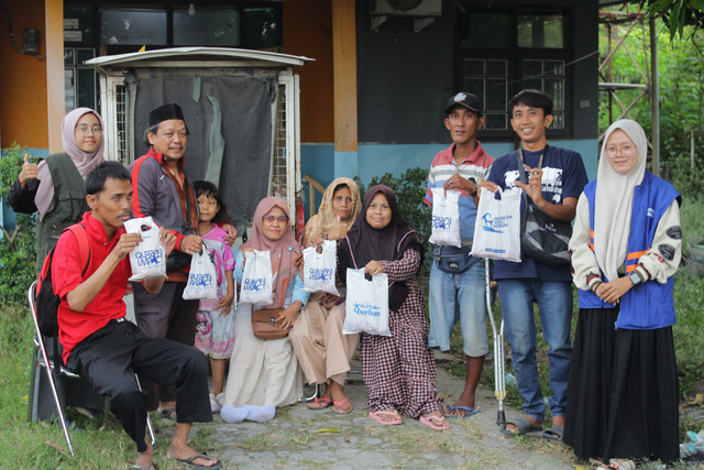 Berbagi Daging Qurban untuk Sahabat Disabilitas di Kota Cirebon (Sumber: DT Peduli)