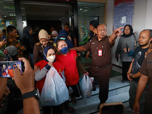Tersangka dalam perkara Daycare Little Aresha Yogyakarta saat di kantor Kejari Kota Yogyakarta, Rabu (24/6/2026). Foto: Arfiansyah Panji Purnandaru/kumparan