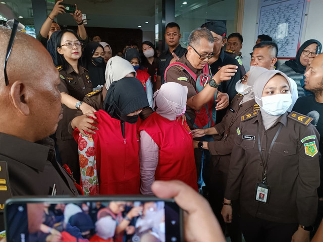 Tersangka dalam perkara Daycare Little Aresha Yogyakarta saat di kantor Kejari Kota Yogyakarta, Rabu (24/6/2026). Foto: Arfiansyah Panji Purnandaru/kumparan