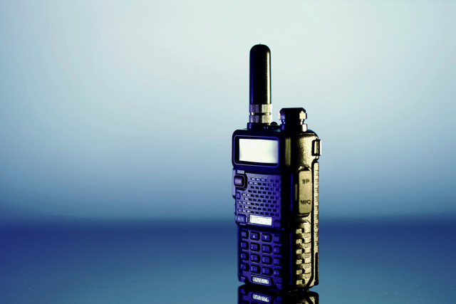 Ilustrasi walkie talkie jarak jauh terbaik. Foto: Unsplash.