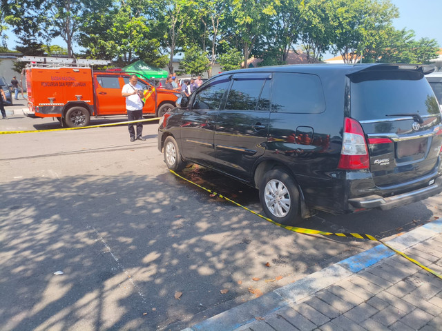 Penemuan mayat wanita di dalam mobil Toyota Innova berpelat merah dengan nomor polisi M 1090 GP di Parkiran Terminal 1 Bandara Juanda. Foto: Istimewa
