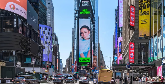 Kris Dayanti mejeng di Billboard Times Square New York. Foto: Instagram @krisdayantilemos
