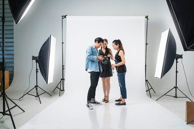 Ilustrasi Continuous lighting untuk foto studio. Foto: Unsplash