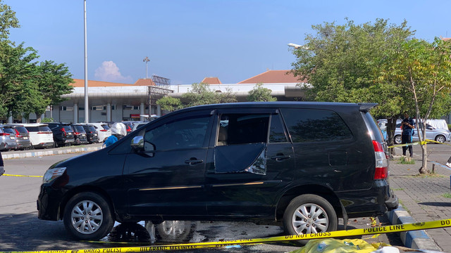Seorang wanita belum diketahui identitasnya ditemukan tewas di dalam mobil yang terparkir di Terminal 1 Bandara Juanda, Kabupaten Sidoarjo, Rabu (24/6/2026). Foto: Farusma Okta Verdian/kumparan