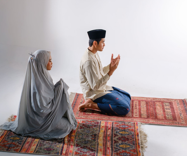 Seseorang sedang menjalankan sholat foto by Pexels