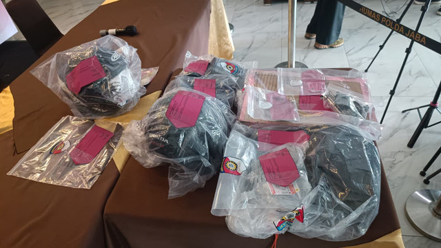Barang bukti kasus penyekapan dan penganiayaan wanita di Bandung saat ditunjukkan dalam konferensi pers di Polda Jabar, Rabu (24/6). Foto: Abisatya/kumparan