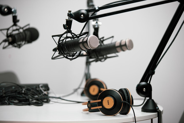 Ilustrasi boom arm untuk kebutuhan konten kreator. Foto: Unsplash