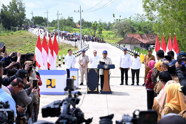 Presiden Prabowo Subianto saat meresmikan pembangunan dan peningkatan jalan daerah di Kabupaten Sampang, Jawa Timur, Selasa (23/6/2026). foto: Dok. Setkab