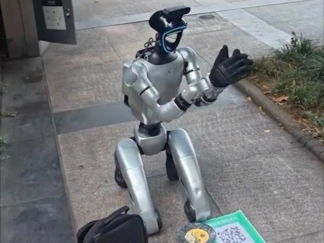 Penampakan robot humanoid yang tengah bersimpuh dan menggerakkan tangan ke arah pejalan kaki, menyerupai gestur orang yang sedang meminta sumbangan. Foto: Douyin account 机器人小云 (43892795831)