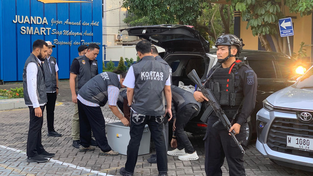 Korps Pemberantasan Tindak Pidana Korupsi (Kortas Tipidkor) Mabes Polri menggeledah Kantor Pengawasan dan Pelayanan Bea dan Cukai (KPPBC) Tipe Madya Pabean Juanda, Sidoarjo, Jawa Timur, Rabu (24/6/2026). Foto: Farusma Okta Verdian/kumparan