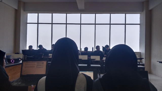 Aktivitas belajar mahasiswa di tengah berbagai distraksi digital. Sumber Foto: Dokumentasi Pribadi