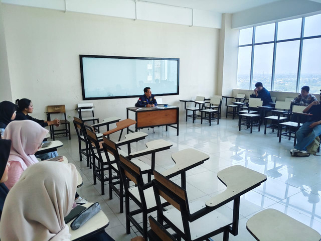 Suasana kegiatan belajar di dalam kelas. Sumber Foto: Dokumentasi Pribadi.