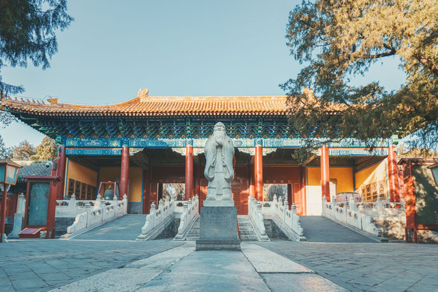 Pemandangan indah sebuah kuil tradisional dengan patung yang mencolok di Beijing, Tiongkok (Sumber foto: zhangkaiyv/Pexels)