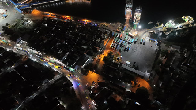 Kepadatan kendaraan di Pelabuhan Ketapang, Banyuwangi, Rabu (24/6/2026) malam. Foto: Dok. ASDP Ketapang