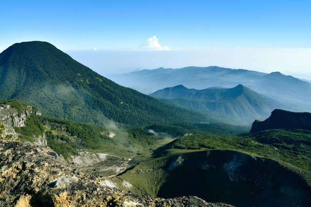 Ilustrasi Puncak Gunung Gede Pangrango. Foto oleh Fahru Pitak dari Pexels: https://www.pexels.com/id-id/foto/pemandangan-lanskap-lansekap-alam-14726168/
